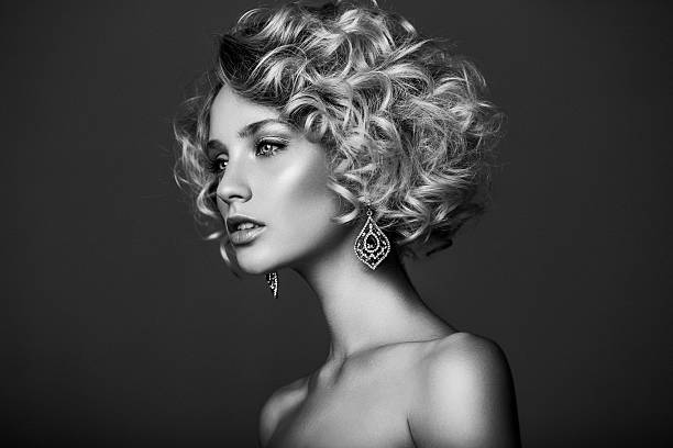 mulher bonita com cheio de estilo de cabelo - hairstyle black and white women fashion imagens e fotografias de stock