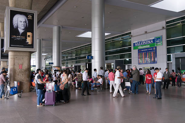 aktywną scenę po przybyciu do terminalu w tan syn nhat airport - urban scene city life family silhouette zdjęcia i obrazy z banku zdjęć