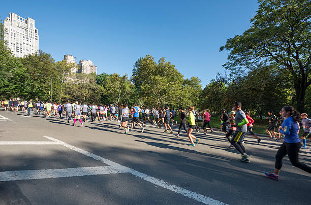 demi-marathon de central park à new york city - nordic running photos et images de collection