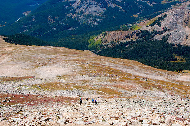 turystów i scenerią na mount yale kolorado - 14000 foot peak zdjęcia i obrazy z banku zdjęć