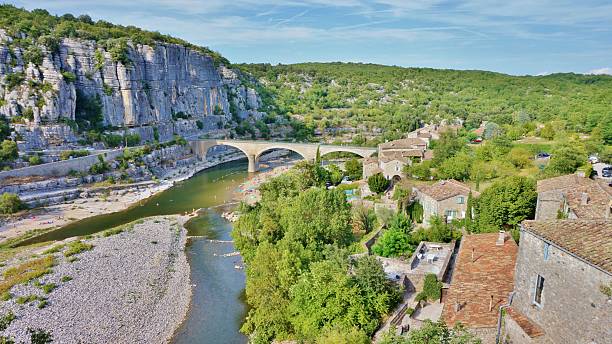 橋を渡ってアルデシュ - ardeche france landscape nature ストックフォトと画像