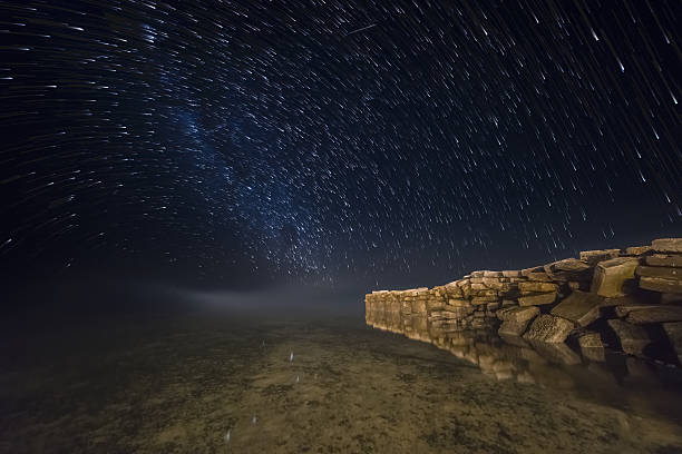 rastro de estrelas no mabul island, sabah - star trail clear sky tranquil scene circle - fotografias e filmes do acervo