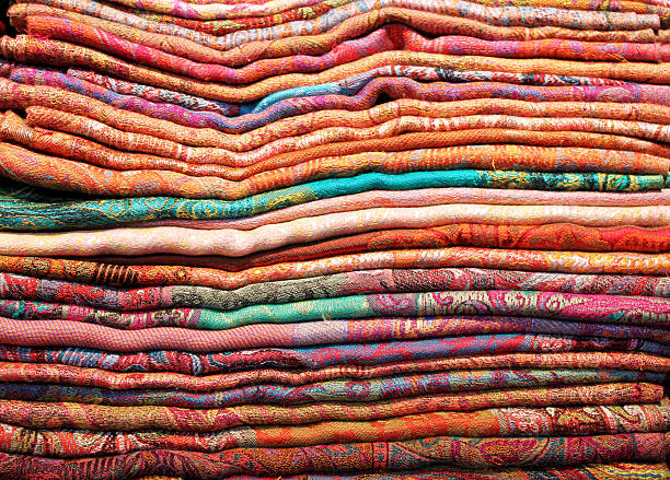 pila di tessuti colorati tessuto - patch textile stack heap foto e immagini stock