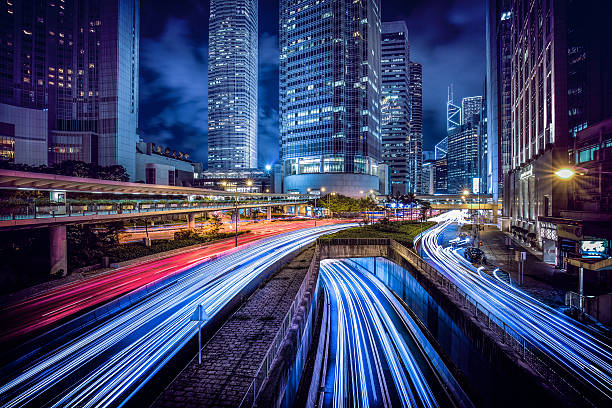 distrito central de hong kong en la noche - defocused blurred motion road street fotografías e imágenes de stock