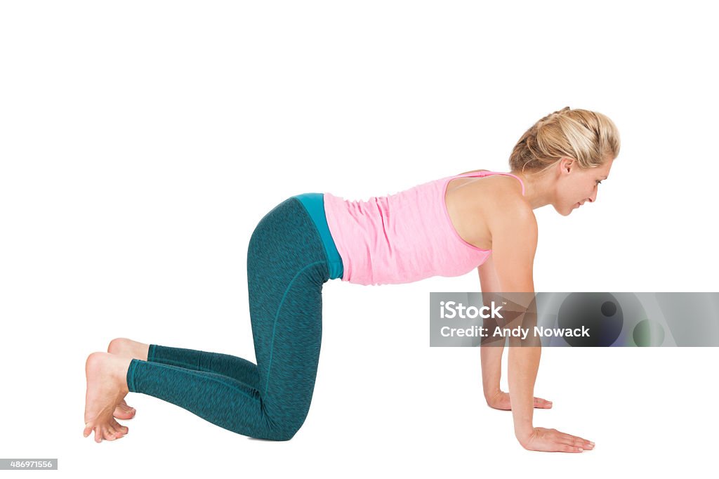Yoga_adho Mukha svanasana_step_3 - Foto de stock de Engatinhar royalty-free
