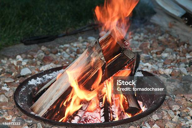 Fire Pit Foto de stock y más banco de imágenes de Hoyo para fuego - Hoyo para fuego, Jardín privado, Chimenea - Construcción para calentarse