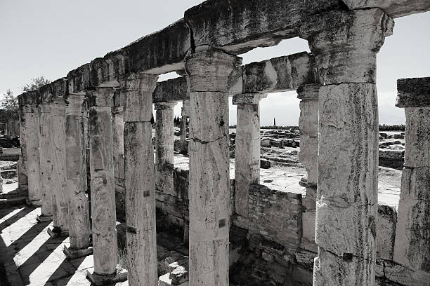 ruines de colonnes et hyerapolis près de pamukkale, turquie - stability law trust legal system photos et images de collection