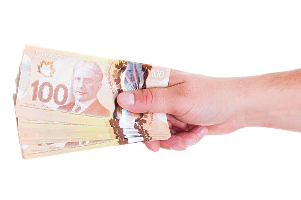 쌓다 캐나다 $100 지폐 - giving cut out currency human hand 뉴스 사진 이미지