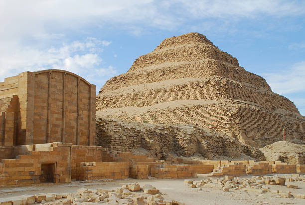 piramide - saqqara foto e immagini stock