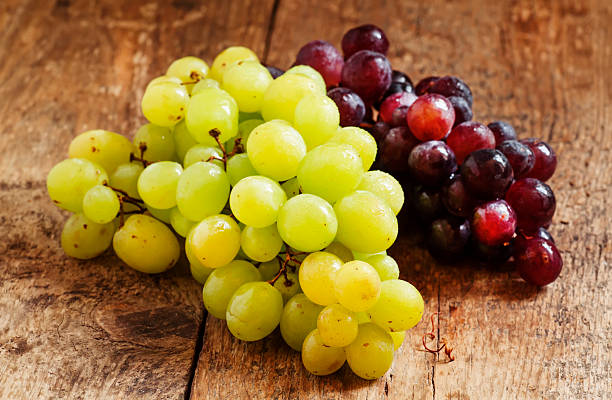 istock Green and purple round  grapes 486983518