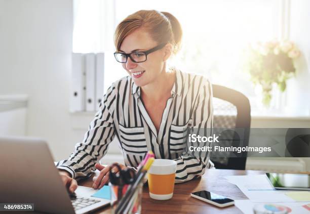 Erfolgreiche Weibliche Unternehmer Mit Einem Neuen Business Stockfoto und mehr Bilder von Arbeiten von Zuhause