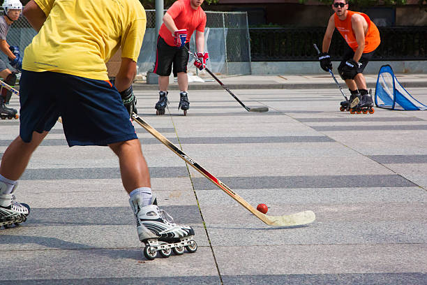 rodillo en línea de hockey en el centro de la ciudad de washington - hockey sobre ruedas fotografías e imágenes de stock