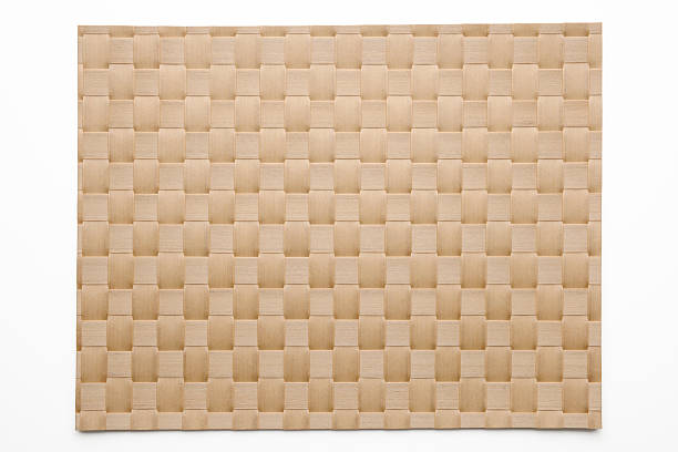 isolato spruzzata di marrone bambù tovaglietta all'americana su sfondo bianco - woven wood textured place mat foto e immagini stock