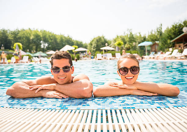 swimmingpool pool - vacations infinity pool relaxation women stock-fotos und bilder