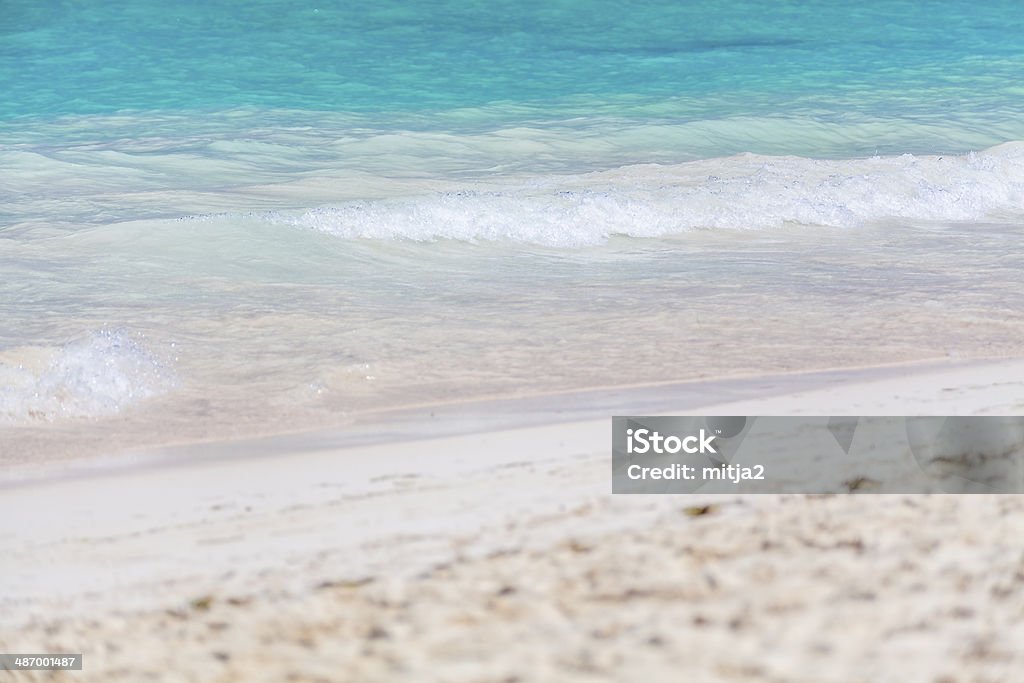 Bianco spiaggia con acqua turchese dei Caraibi - Foto stock royalty-free di Acqua