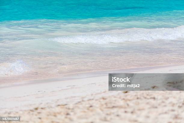 Bianco Spiaggia Con Acqua Turchese Dei Caraibi - Fotografie stock e altre immagini di Acqua - Acqua, Ambientazione esterna, America Latina