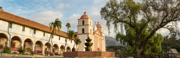 santa barbara, california misji panorama - mission santa barbara zdjęcia i obrazy z banku zdjęć