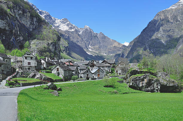 bavona ヴァレイ、ロカルノ、ティチーノキャントン,switzerland - granite ticino canton switzerland locarno ストックフォトと画像