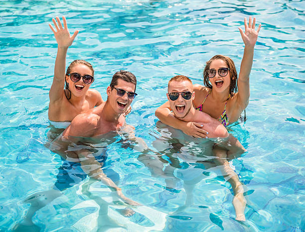 la piscina - couple blond hair social gathering women fotografías e imágenes de stock