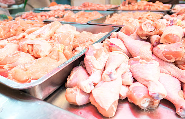クローズアップロー鶏肉のカウンターに生鮮市場 - chicken animal foot farm store ストックフォトと画像