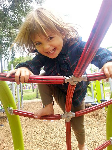 plac zabaw daredevil - child jungle gym playground laughing zdjęcia i obrazy z banku zdjęć