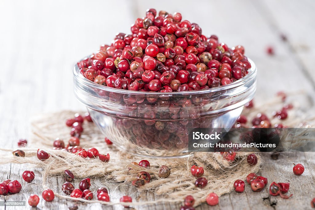 Tazón con rosa Peppercorns - Foto de stock de Aderezo libre de derechos