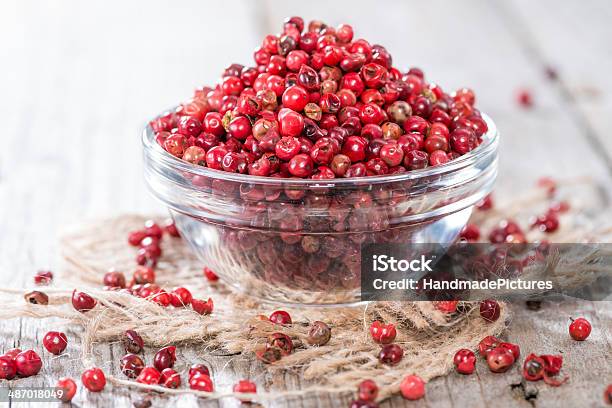 Tazón Con Rosa Peppercorns Foto de stock y más banco de imágenes de Aderezo - Aderezo, Alimento, Alimentos deshidratados