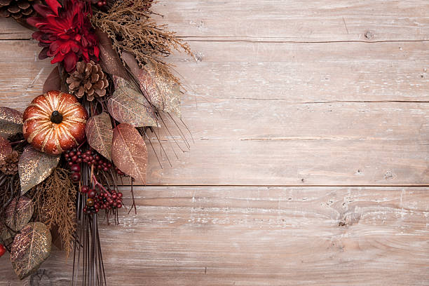 corona sobre un fondo de madera rústica - wreath autumn flower thanksgiving fotografías e imágenes de stock