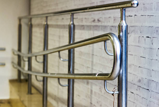 barras de acero inoxidable - stair rail fotografías e imágenes de stock