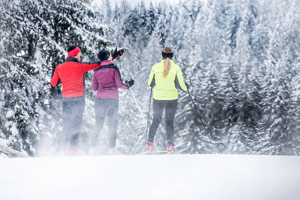 男性と女性 2 つの独立したと説明する - mens cross country skiing ストックフォトと画像