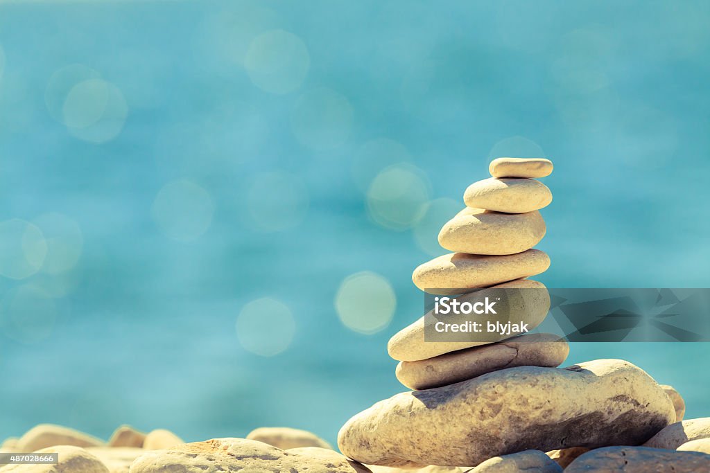 Pedras de seixos equilíbrio na praia, pilha de mar azul - Foto de stock de 2015 royalty-free