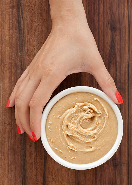 con mantequilla de maní - peanut bowl nut circle fotografías e imágenes de stock