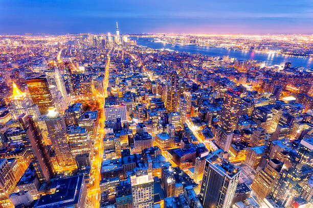 new yorks, midtown manhattan, luftbild in der abenddämmerung - city night cityscape aerial view stock-fotos und bilder
