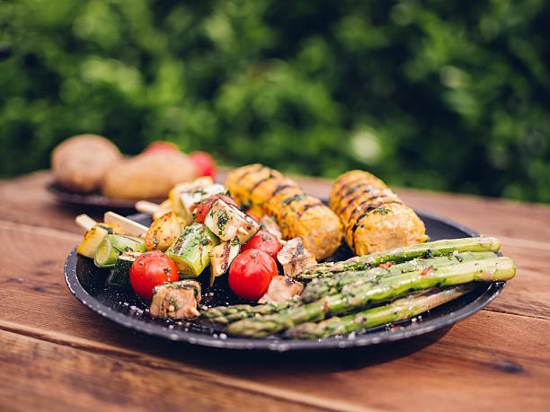 saudáveis legumes grelhados e espera em uma mesa de madeira ao ar livre - grilled barbecue vegetable vegetarian food - fotografias e filmes do acervo