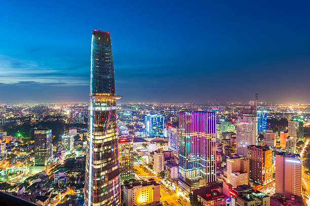 vista aérea vista noturna da colorida saigon-centro da cidade - boulevard sea water house - fotografias e filmes do acervo