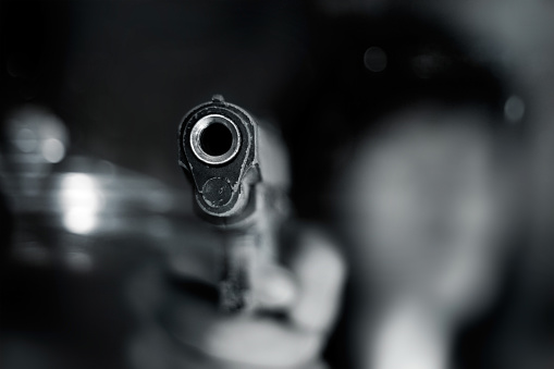 Blanco y negro, mujer señalando old pistola en la parte delantera photo
