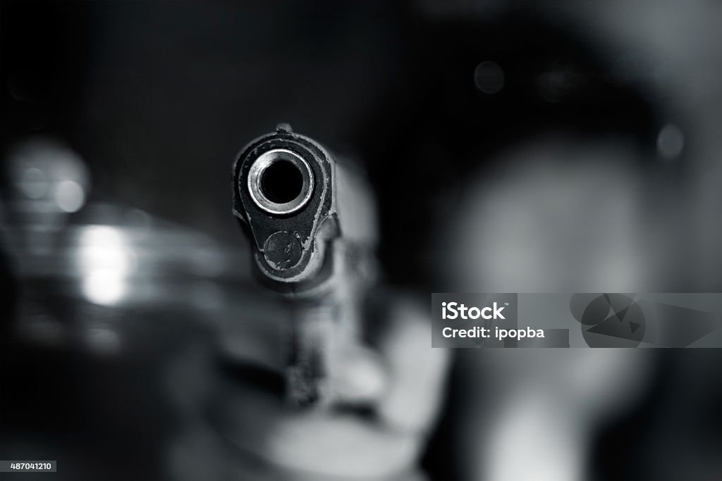 Czarny i biały, kobieta z wyciągniętą ręką stary gun na przodzie - Zbiór zdjęć royalty-free (Broń palna)