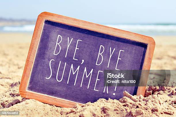 Photo libre de droit de Texte Bye Bye En Été Le Tableau Sur La Plage banque d'images et plus d'images libres de droit de Été - Été, La Fin, Goodbye - Mot anglais