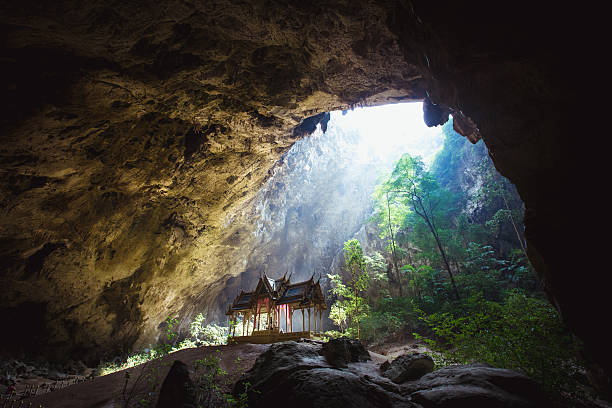 phraya nakhon-höhle ist die beliebteste pavilion provinz prachuap - thailand asia famous place stone stock-fotos und bilder