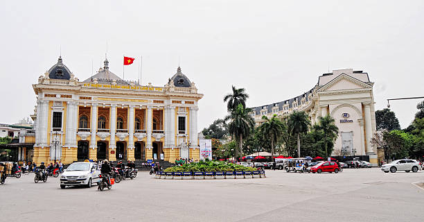 трафика перед hanoi opera house - opera opera house indoors classical style стоковые фото и изображения