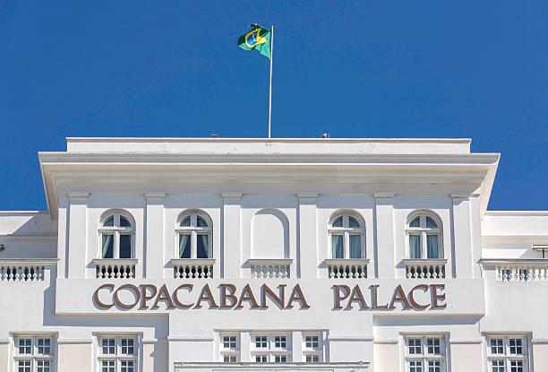 hotel copacabana palace, no rio de janeiro - rio de janeiro corcovado copacabana beach brazil - fotografias e filmes do acervo