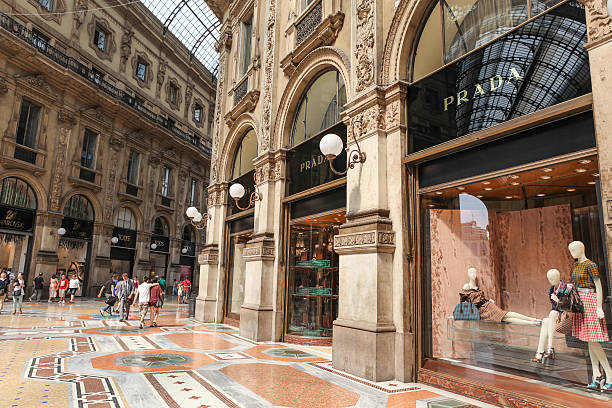prada store in mailand, italien - shopping milan italy retail shopping mall stock-fotos und bilder