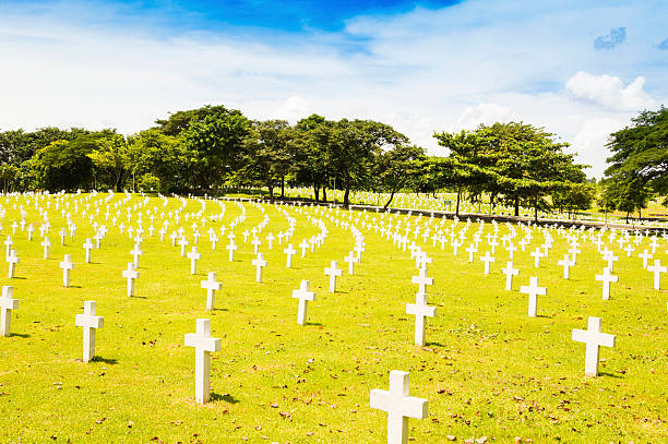 cimetière du mémorial de guerre américains - cemetery crossing green grass photos et images de collection