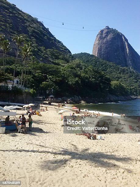 Red Beach Di Rio De Janeiro In Cui Il Pan Di Zucchero - Fotografie stock e altre immagini di Urca - Rio de Janeiro