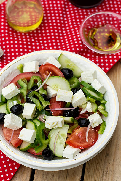 ensalada griega búlgaro con verduras, ensaladas de verano, aceitunas y queso feta - farmer salad fotografías e imágenes de stock