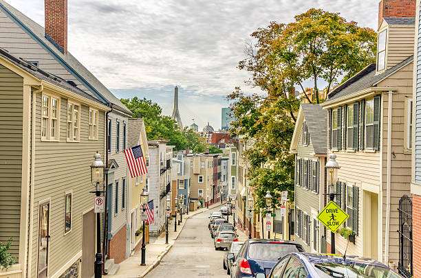 schmale straße mit holzhäuschen - clear sky urban scene boston massachusetts stock-fotos und bilder