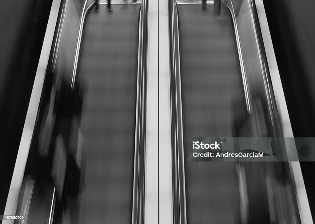 Moving Scalator en el metro de Londres - Foto de stock de Moverse hacia arriba libre de derechos