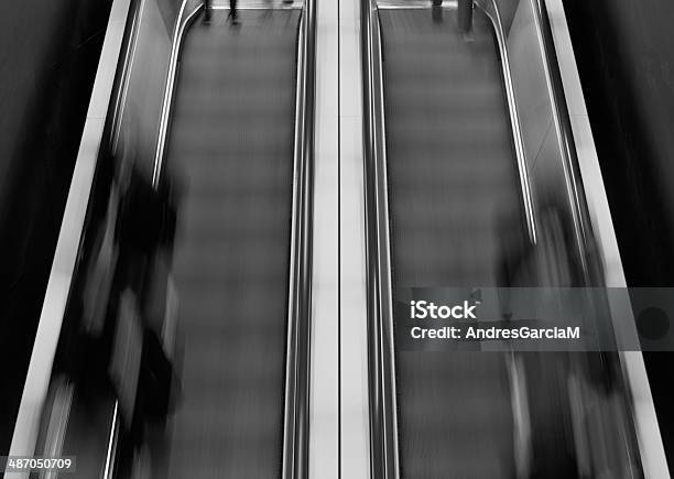 Moving Scalator En El Metro De Londres Foto de stock y más banco de imágenes de Moverse hacia arriba - Moverse hacia arriba, Personas, Abstracto