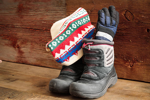 childs fundas de nieve de invierno con una tapa y guantes - bota de la nieve fotografías e imágenes de stock