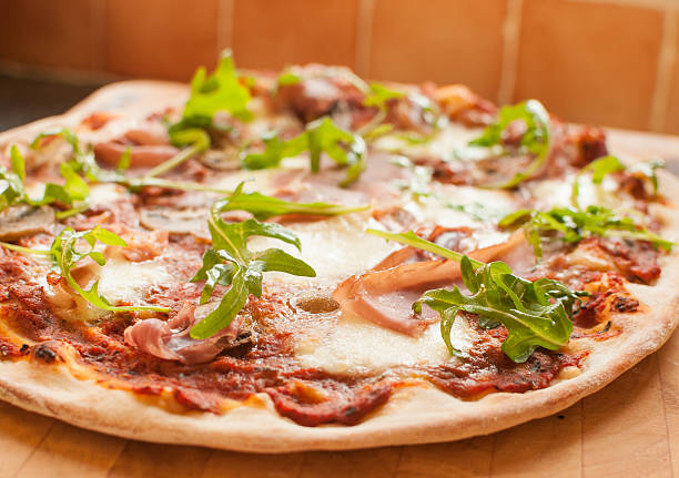 istock Prosciutto, mushroom, mozzarella and rocket pizza 487052975